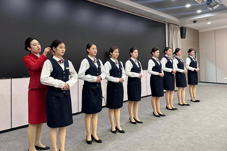 海洋旅游學院禮儀志愿者 以專業與熱情服務兩會