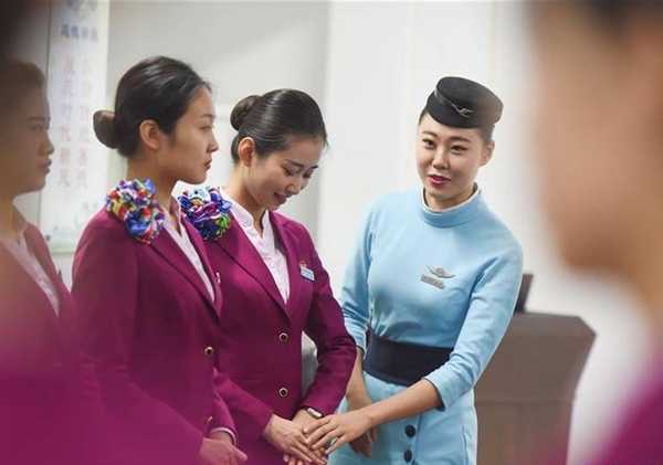 備戰(zhàn)2017春運(yùn) 空姐手把手教授高姐服務(wù)禮儀