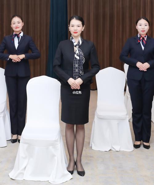 優(yōu)雅與專業(yè)的體現(xiàn) 標(biāo)準(zhǔn)服務(wù)站姿與禮儀服務(wù)